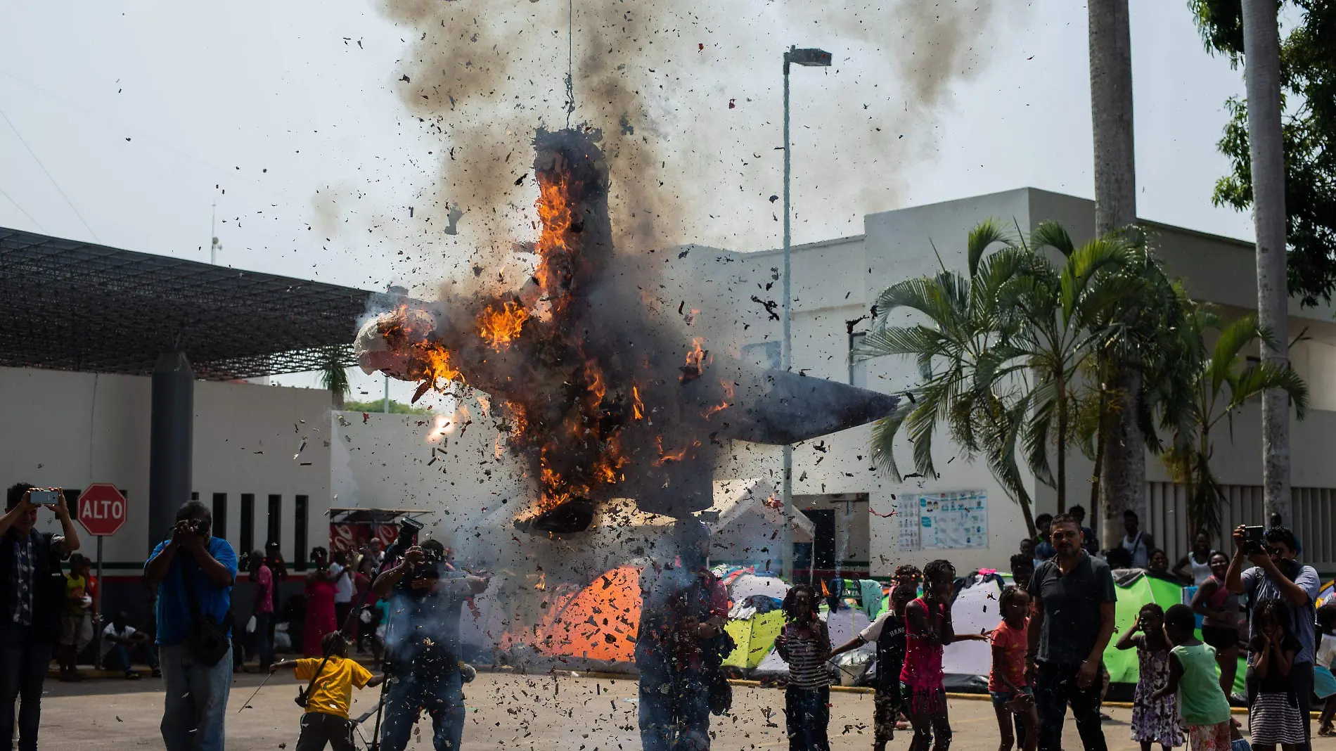 migrantes queman piñatas de trump y amlo cuartoscuro (3)